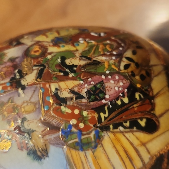 Satsuma Geisha Small Porcelain Egg with Lacquered Cherry Wood Platform Base - Picture 5 of 12